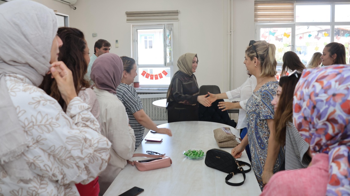 İLÇE MİLLİ EĞİTİM MÜDÜRÜMÜZ SAYIN HALE BAĞCE ÖZBAŞ OKULUMUZA BAYRAM ZİYARETİNDE BULUNDU.